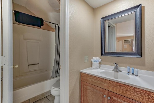 Shasta Pines Motel & Suites image 11