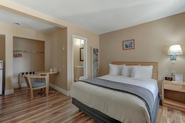 Shasta Pines Motel & Suites image 30