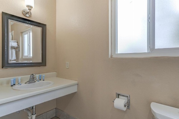 Shasta Pines Motel & Suites image 37